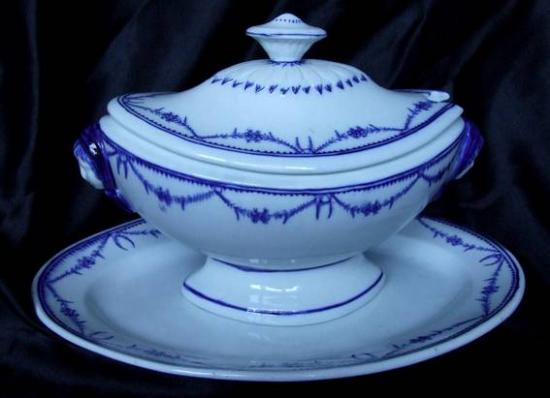 Pièce de forme porcelain de de Tournai